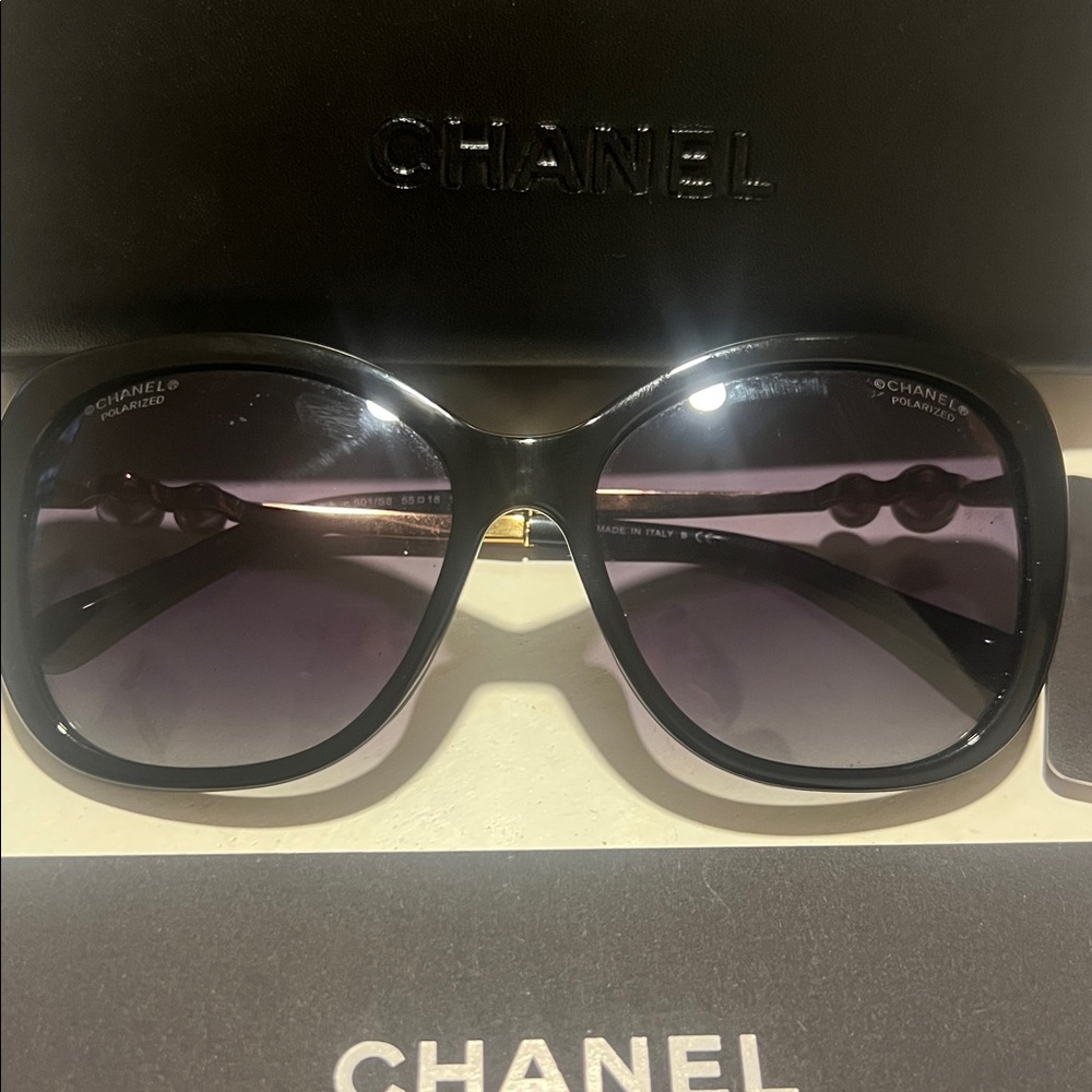 CHANEL- Classic Pearl Sunglasses - Picture 5 of 11